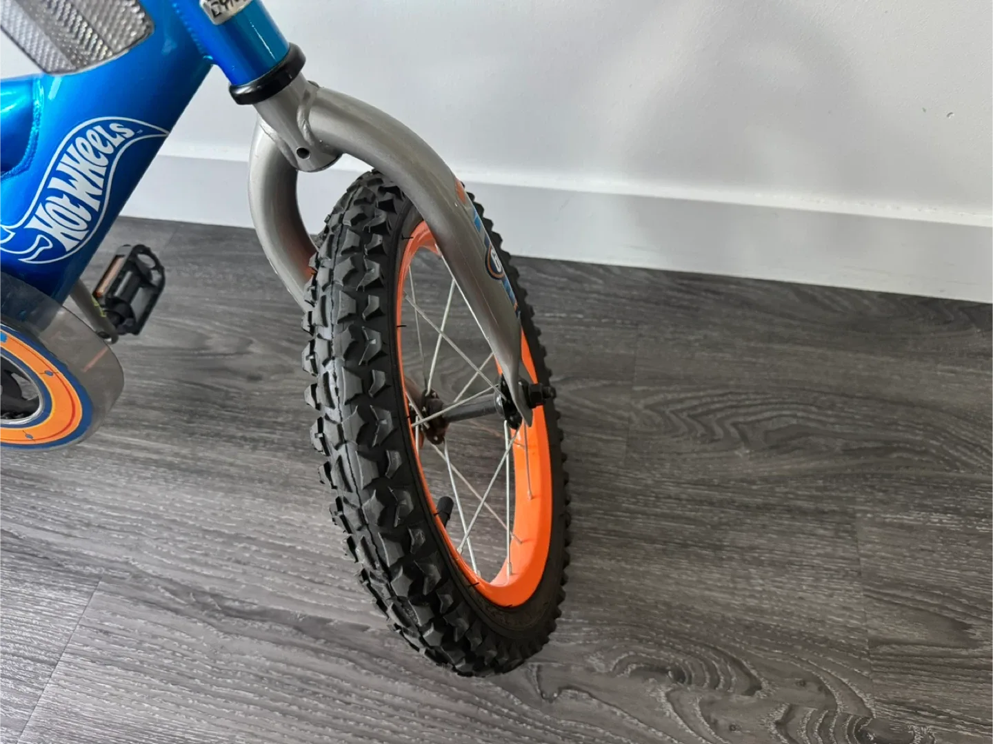 Hot Wheels Kids' Bike with Helmet image indicator(2)