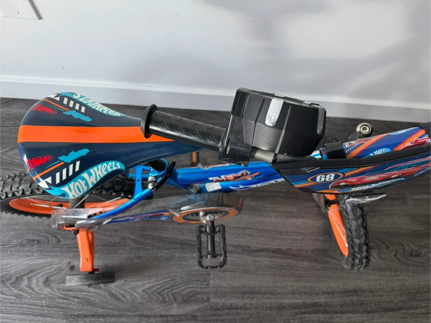 Hot Wheels Kids' Bike with Helmet image indicator(3)