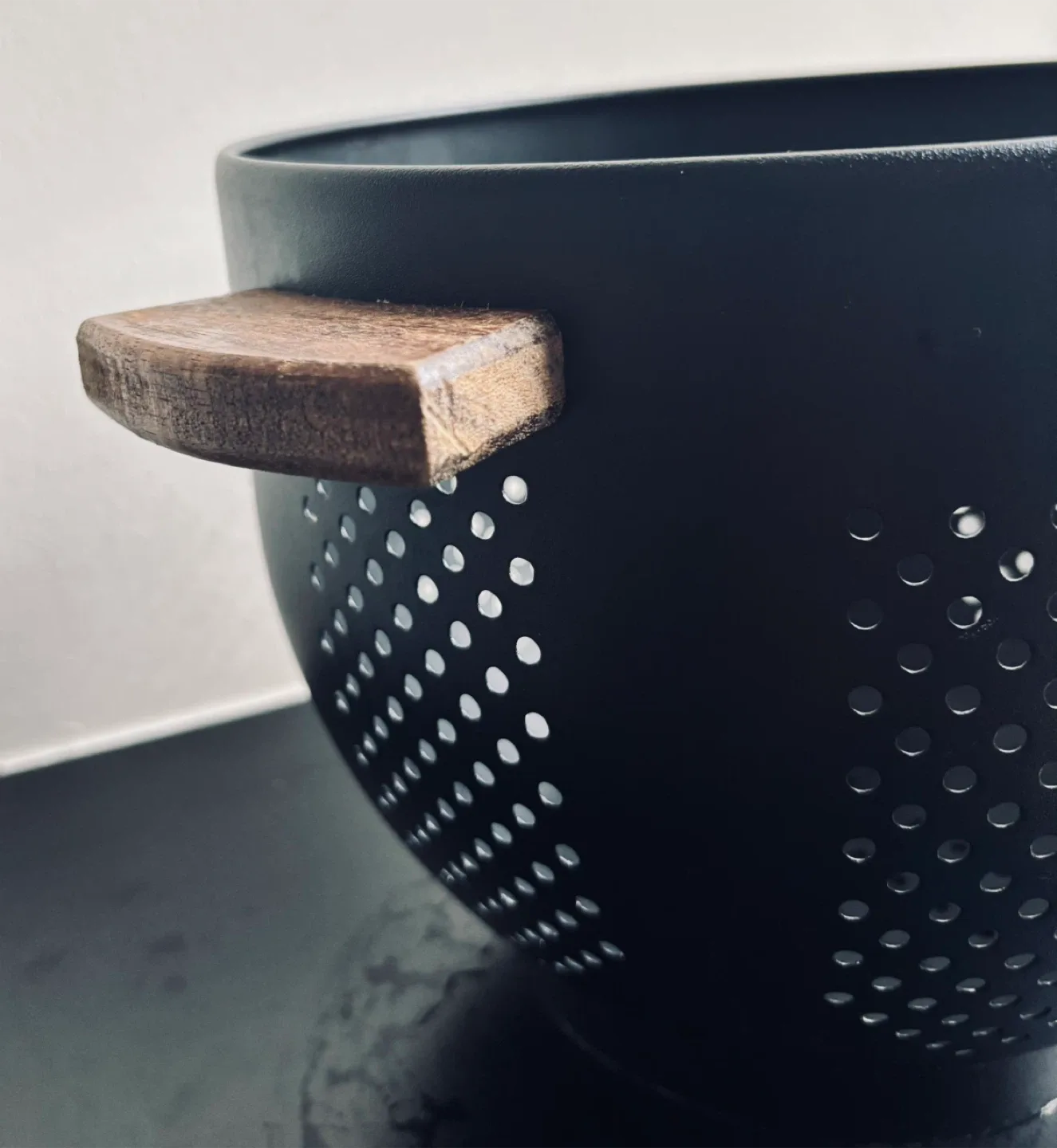 BeFare  Large Metal Colander with Wood Handle & Stable Base image indicator(4)