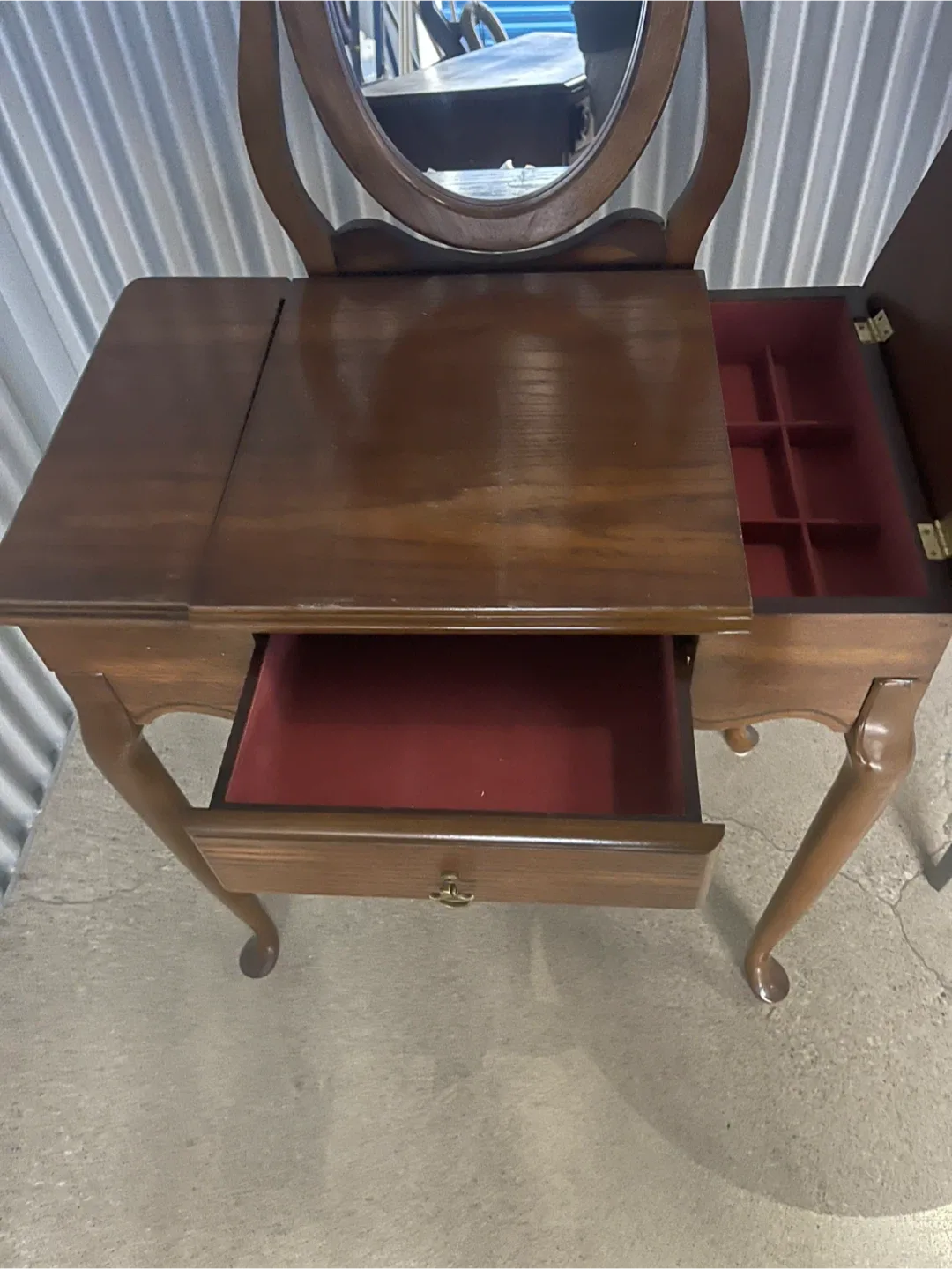 Antique Vanity Table with Mirror image indicator(2)