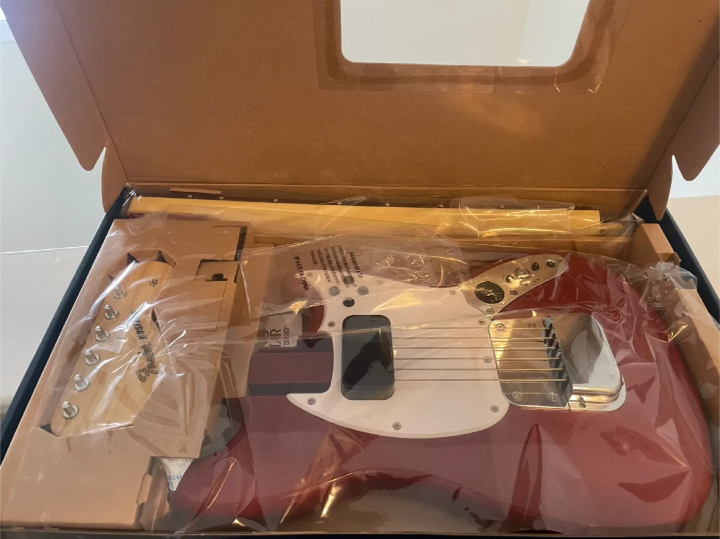 Rock Band 3 Fender Mustang Pro-Guitar Controller (Xbox 360) image indicator(2)