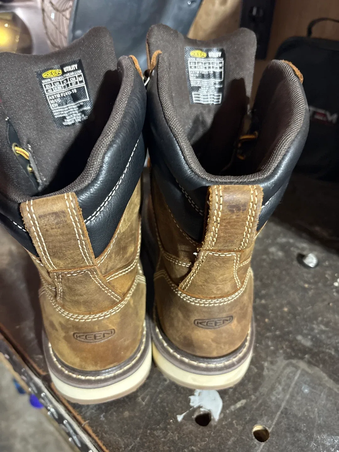 Size 9 US men’s KEEN Work boots. image indicator(2)