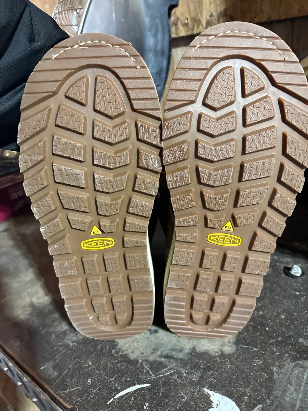 Size 9 US men’s KEEN Work boots. image indicator(5)