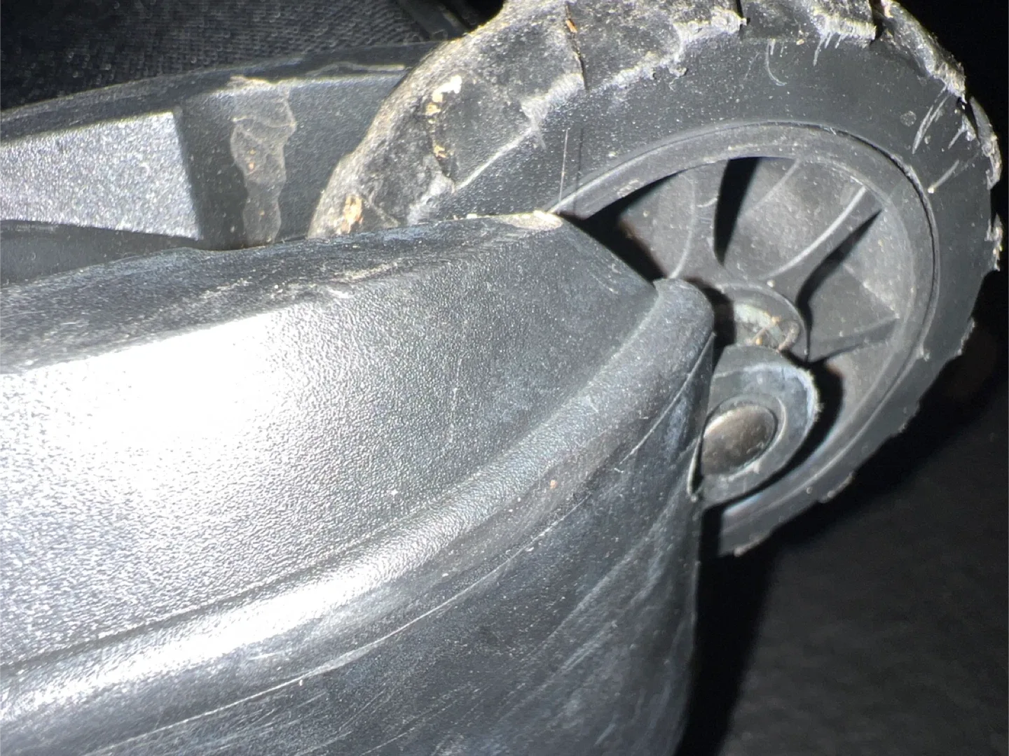 Lanza Black Rolling Suitcase image indicator(6)