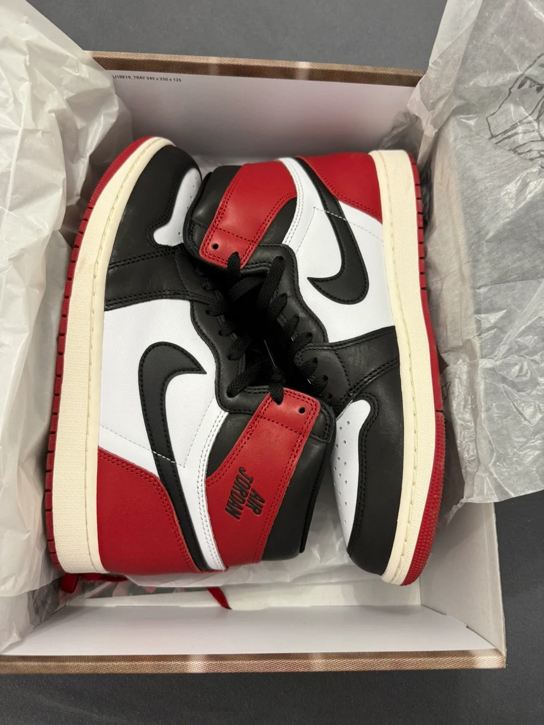 Nike Air Jordan 1 Retro High OG Chicago - Size 11.5 image indicator(2)