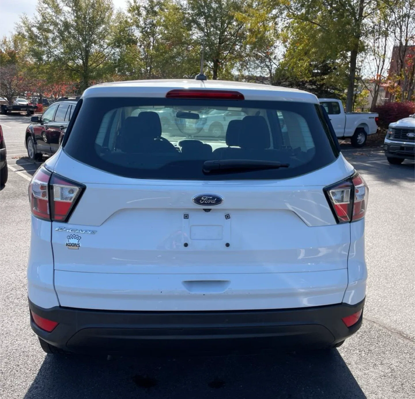 White Ford Escape SUV 2018 image indicator(4)