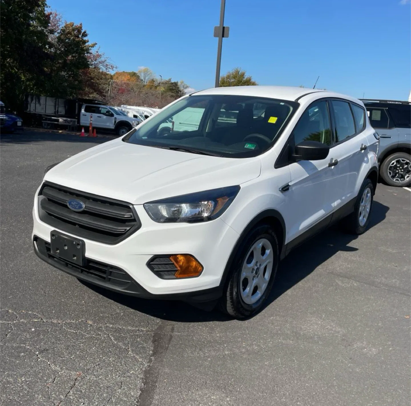 White Ford Escape SUV 2018 thumbnail