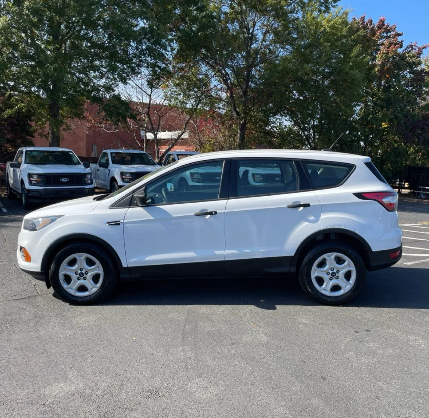 White Ford Escape SUV 2018 image indicator(2)