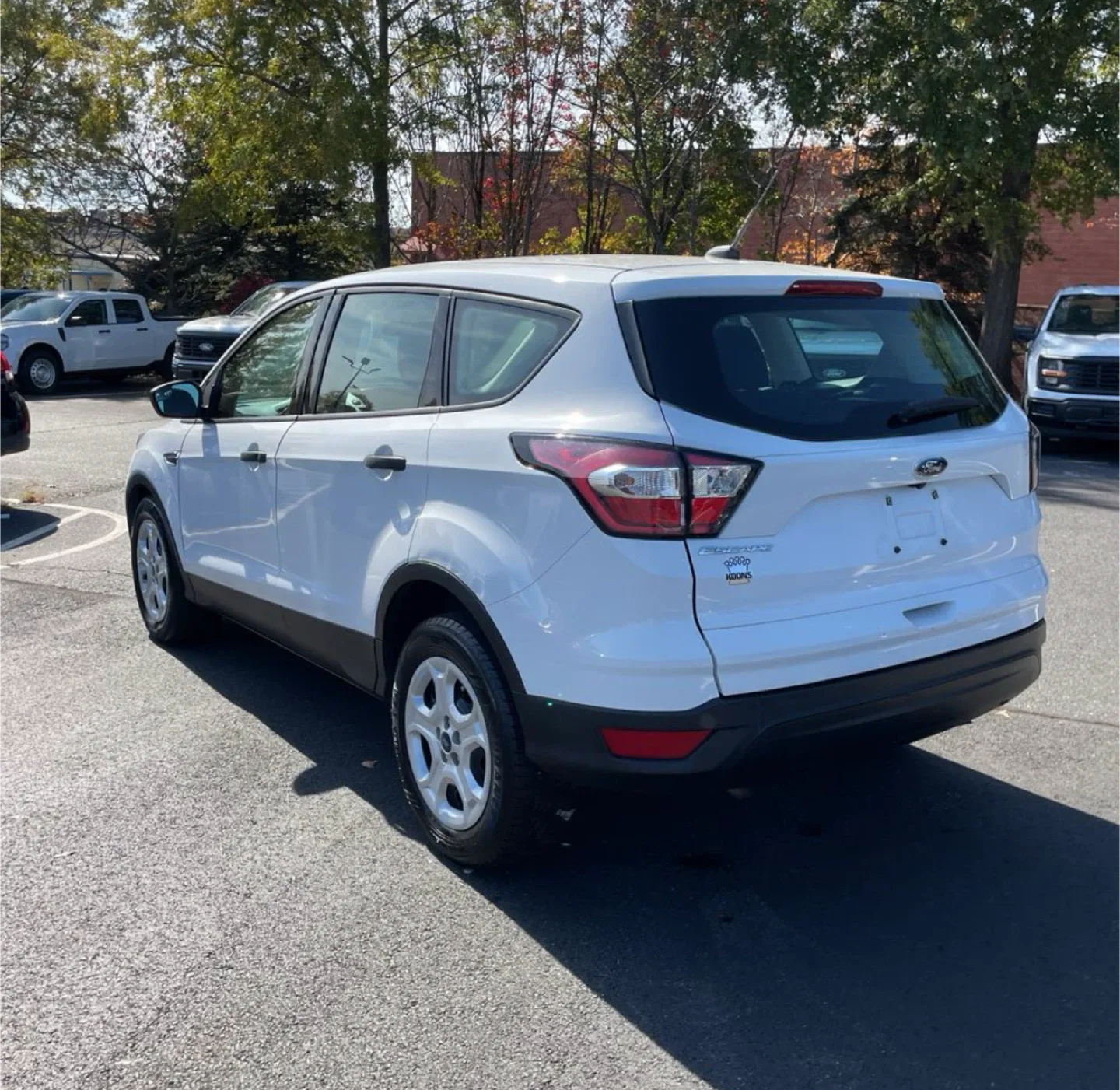 White Ford Escape SUV 2018 image indicator(3)