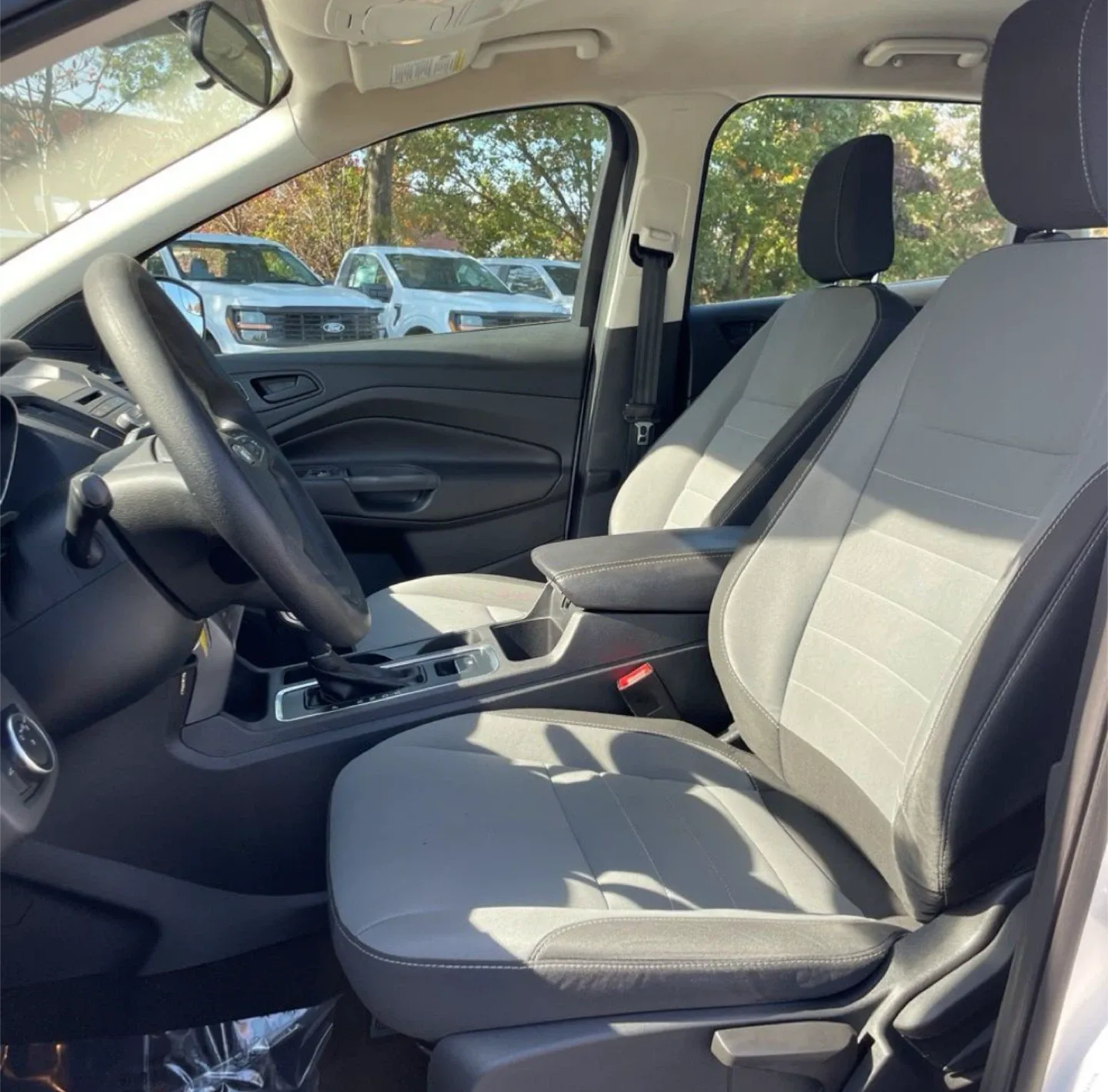 White Ford Escape SUV 2018 image indicator(6)