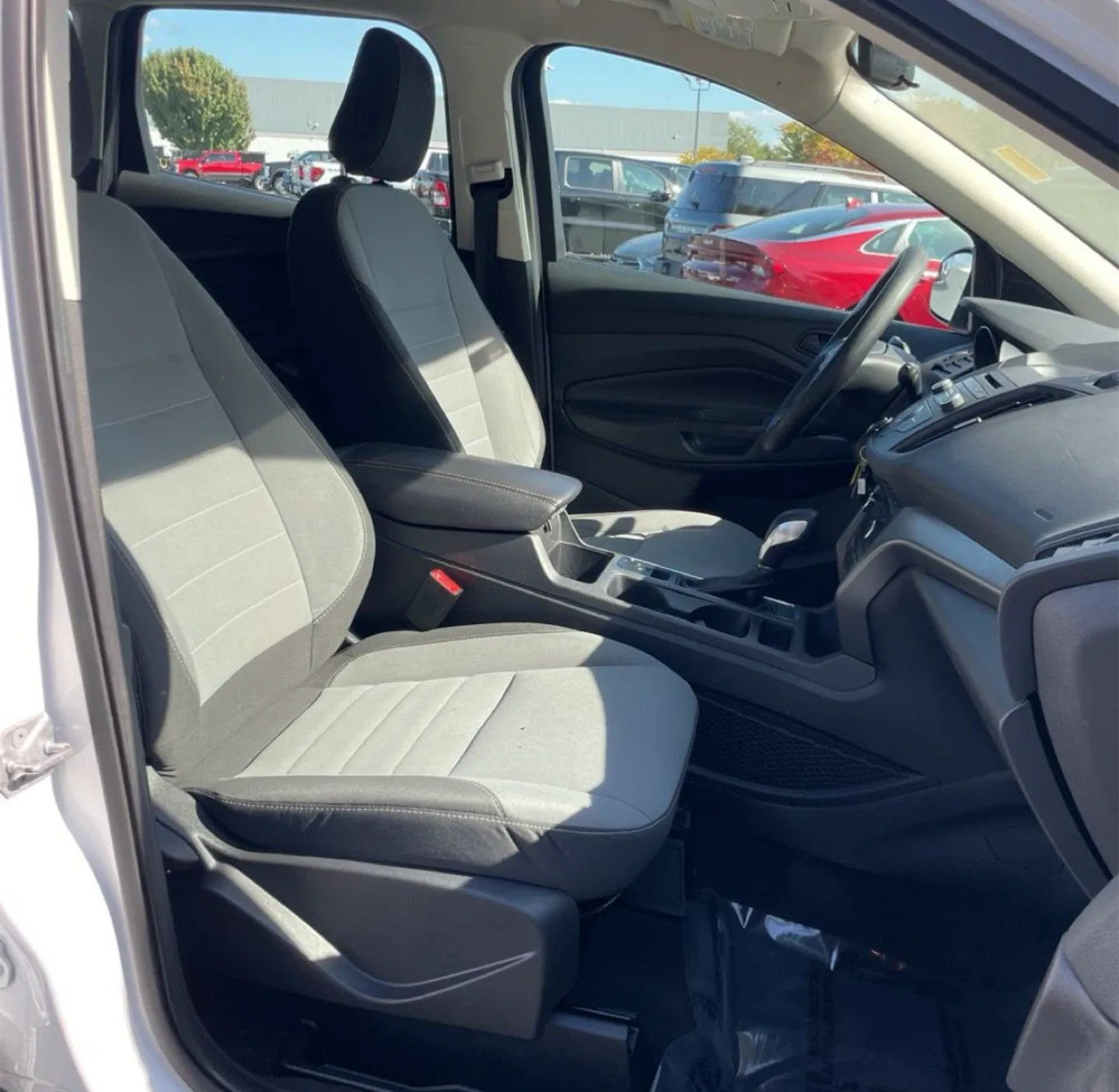 White Ford Escape SUV 2018 image indicator(7)