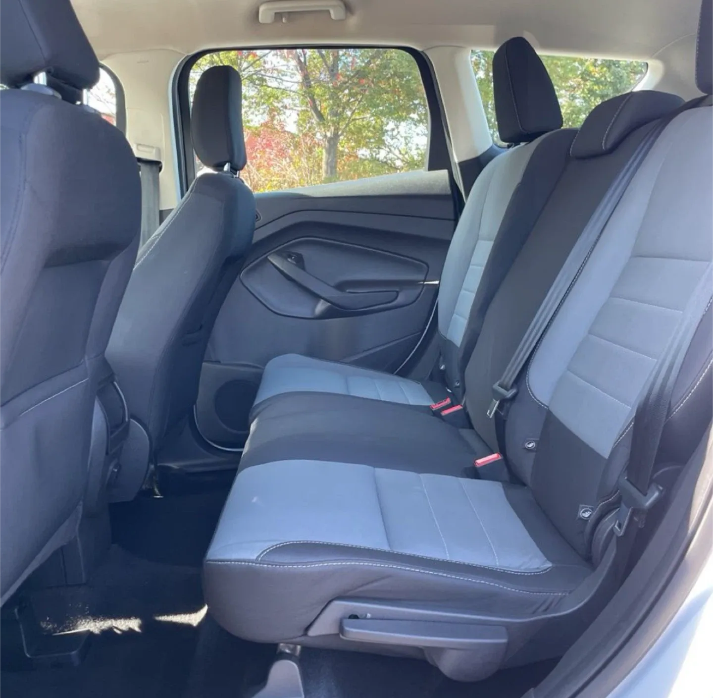 White Ford Escape SUV 2018 image indicator(8)