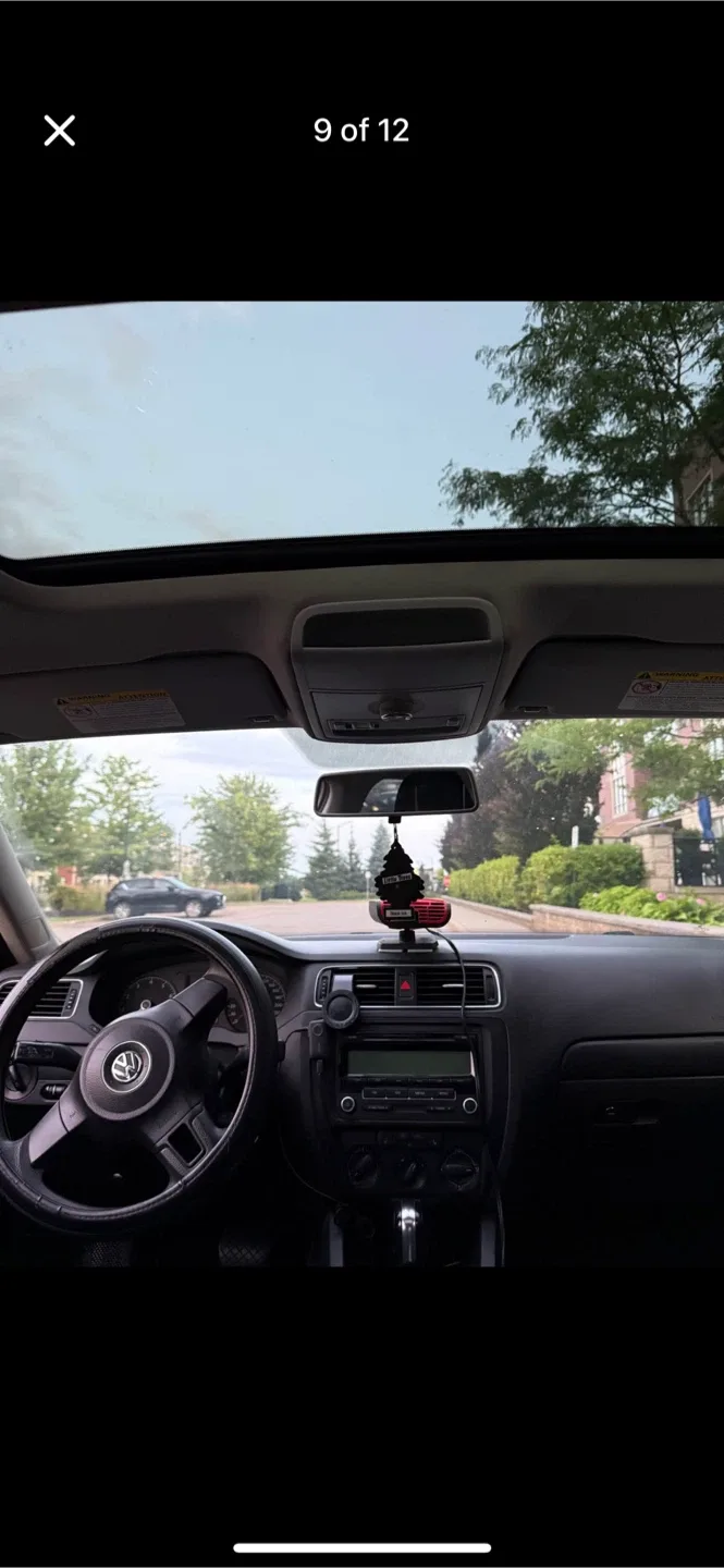 Volkswagen Jetta - White Sedan image indicator(5)