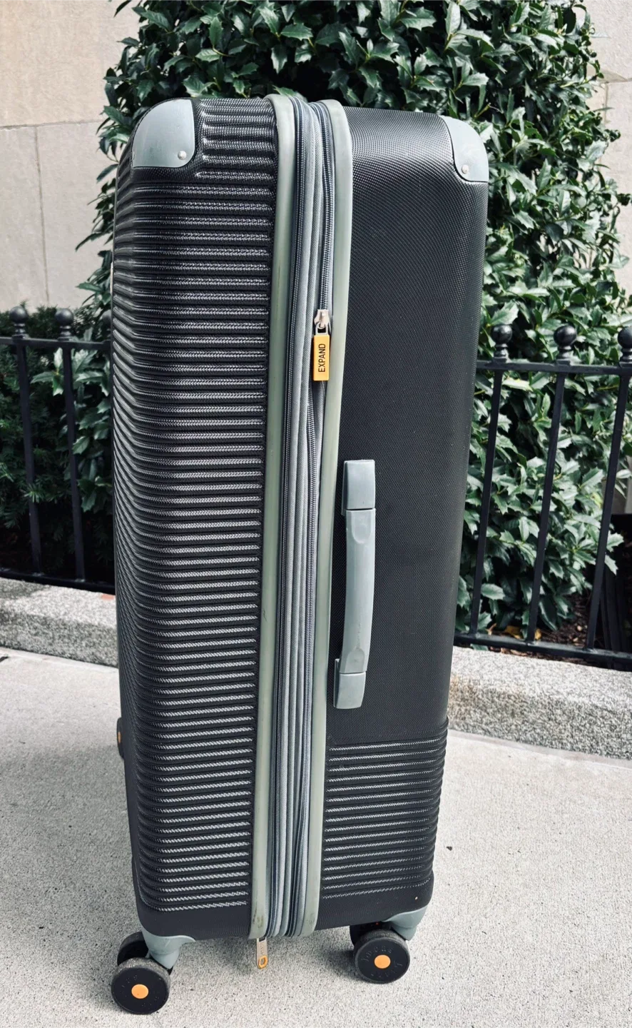 Lucas Light Expandable Large Hardside Spinner Suitcase image indicator(3)