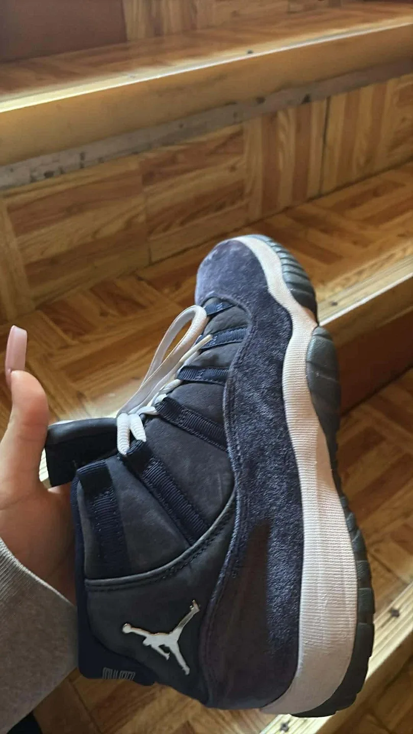 Jordan 11 Retro Velvet Navy 9 women’s image indicator(5)