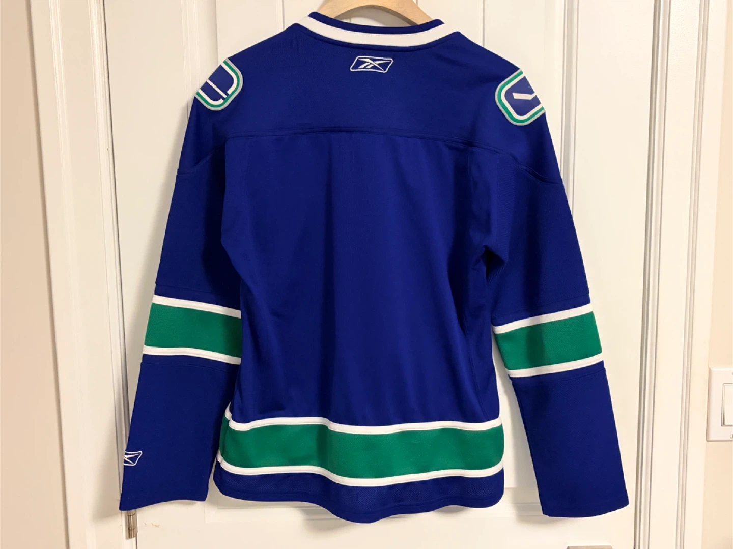 Authentic Reebok Vancouver Canucks Women’s Jersey Size Large - photo 5