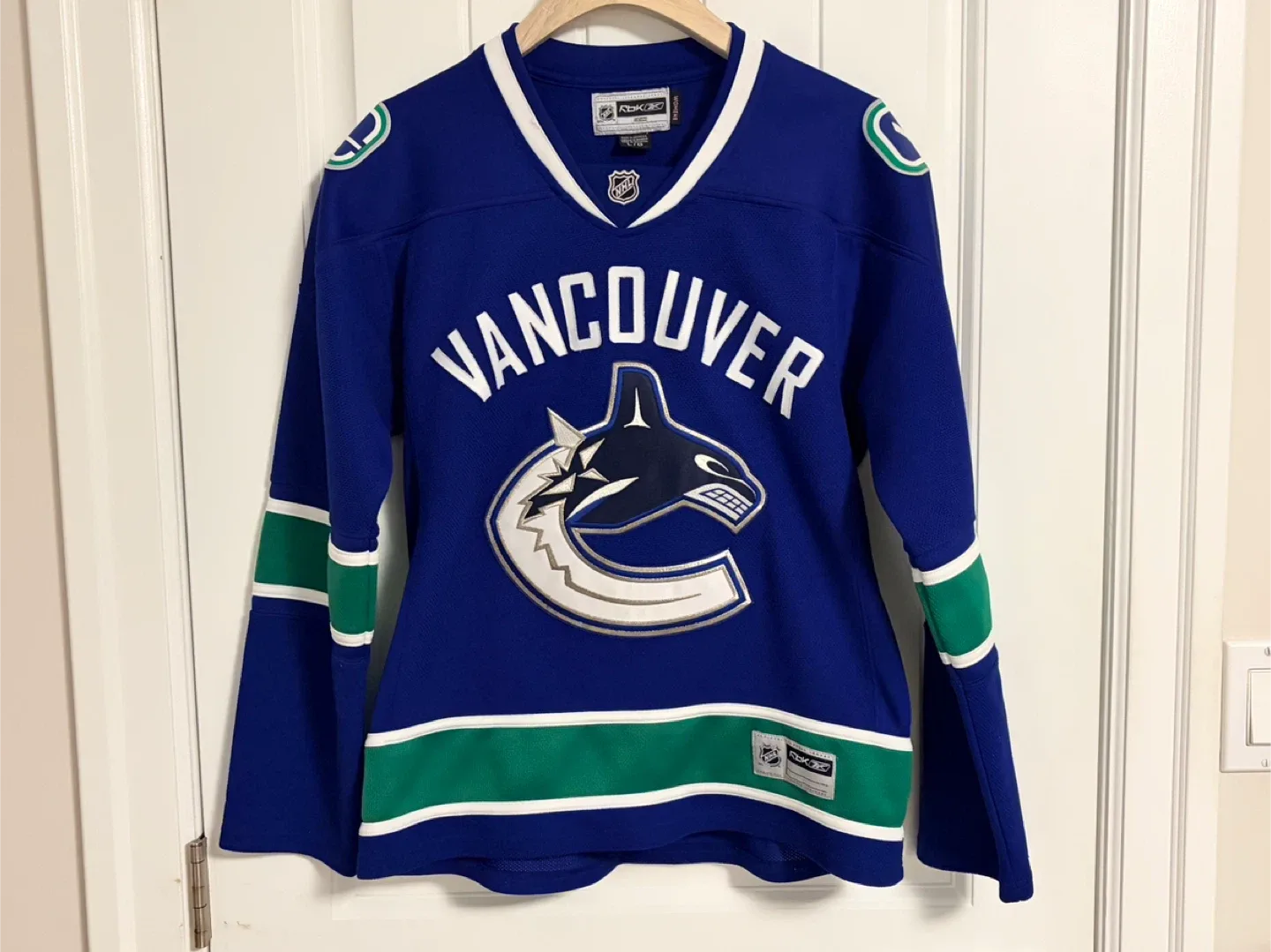 Authentic Reebok Vancouver Canucks Women’s Jersey Size Large