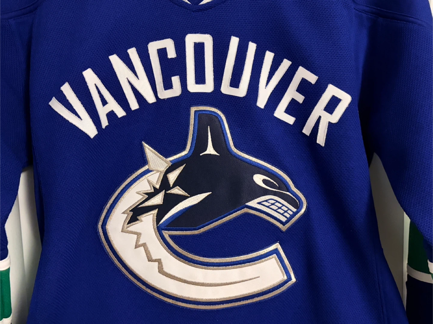 Authentic Reebok Vancouver Canucks Women’s Jersey Size Large - photo 2