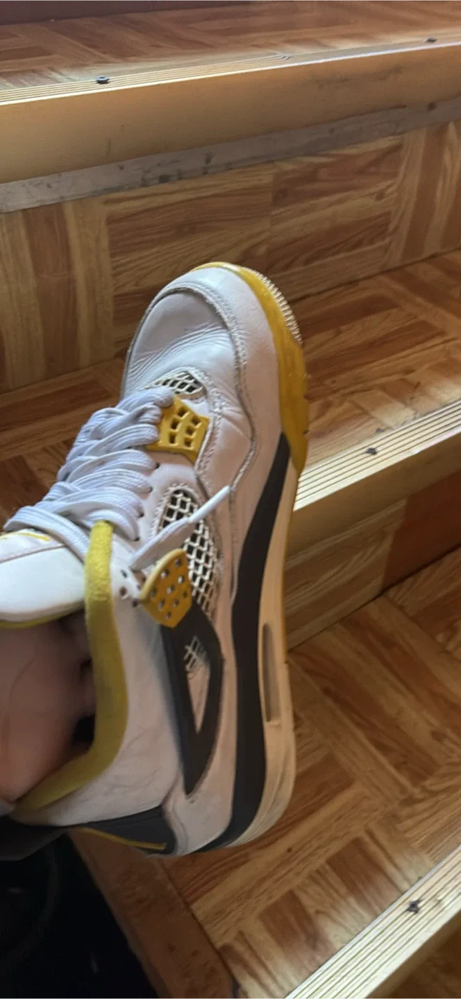 Jordan 4 Retro Tour Yellow 8.5 women’s image indicator(2)