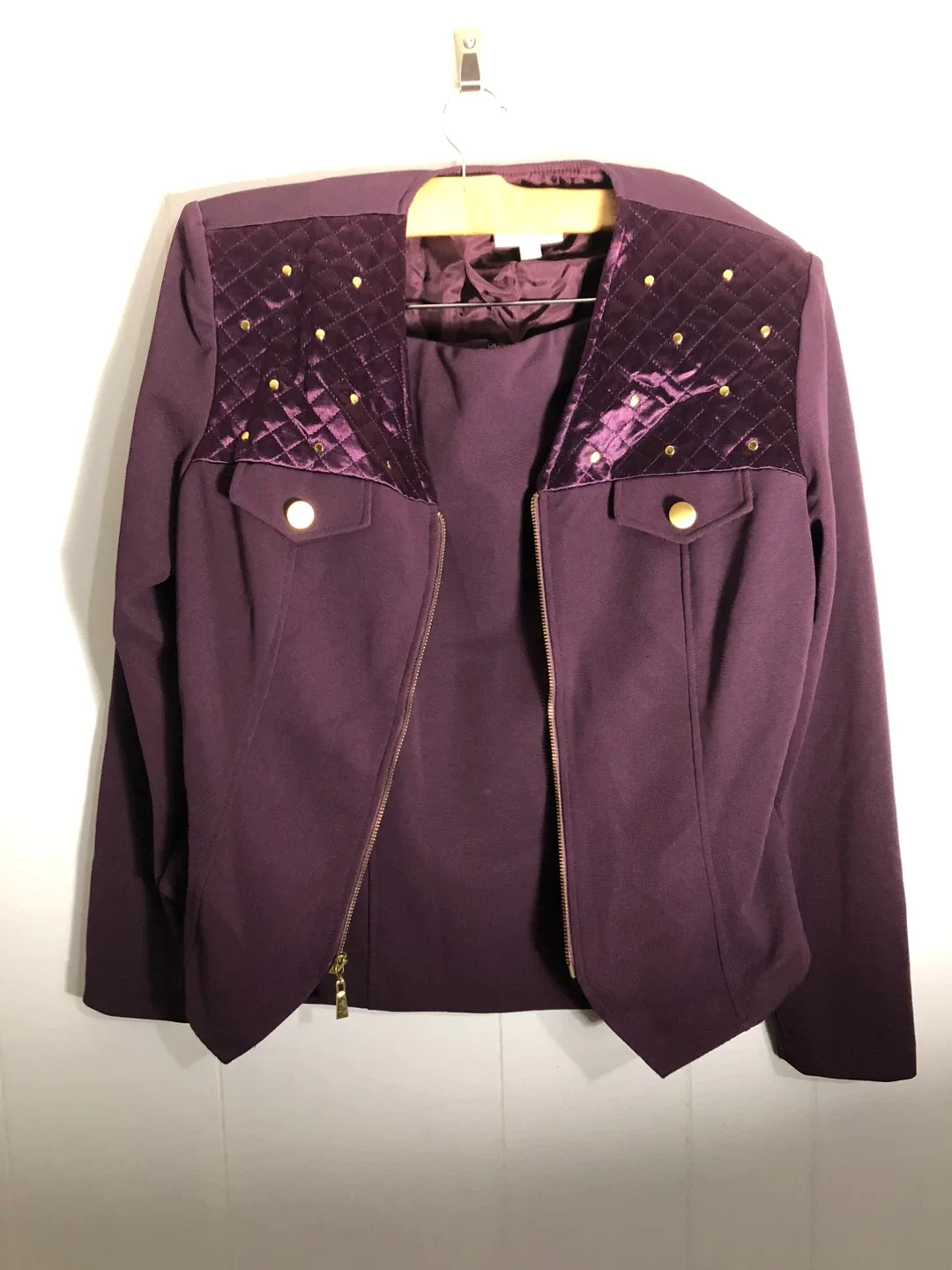 Women’s Burgundy Two Piece Suit. Size 13/11. Like New. image indicator(6)