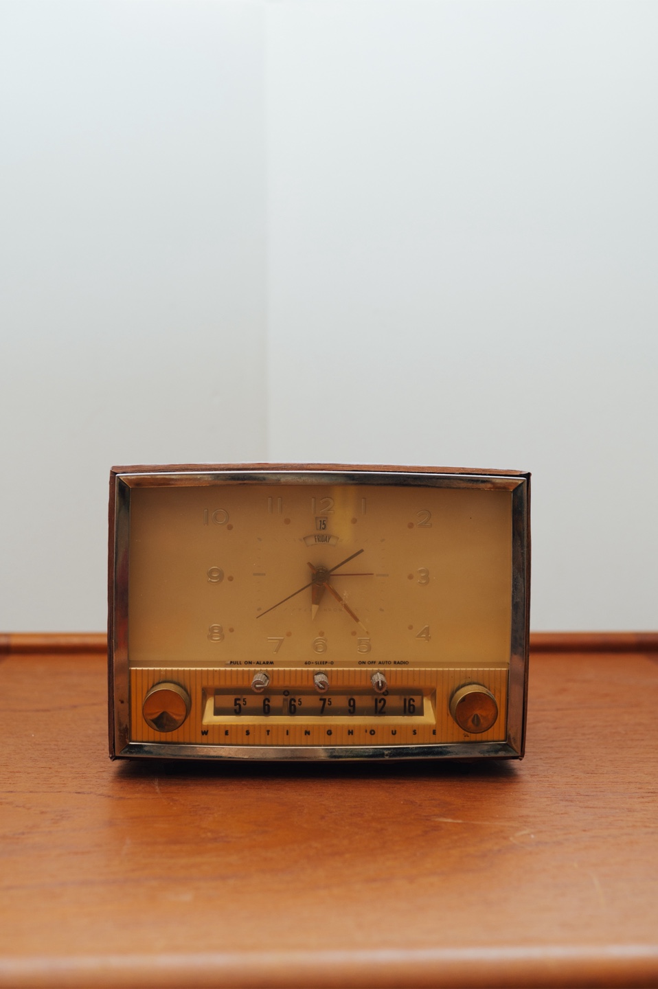 1960’s Westinghouse Clock Radio 🤎 - photo 2