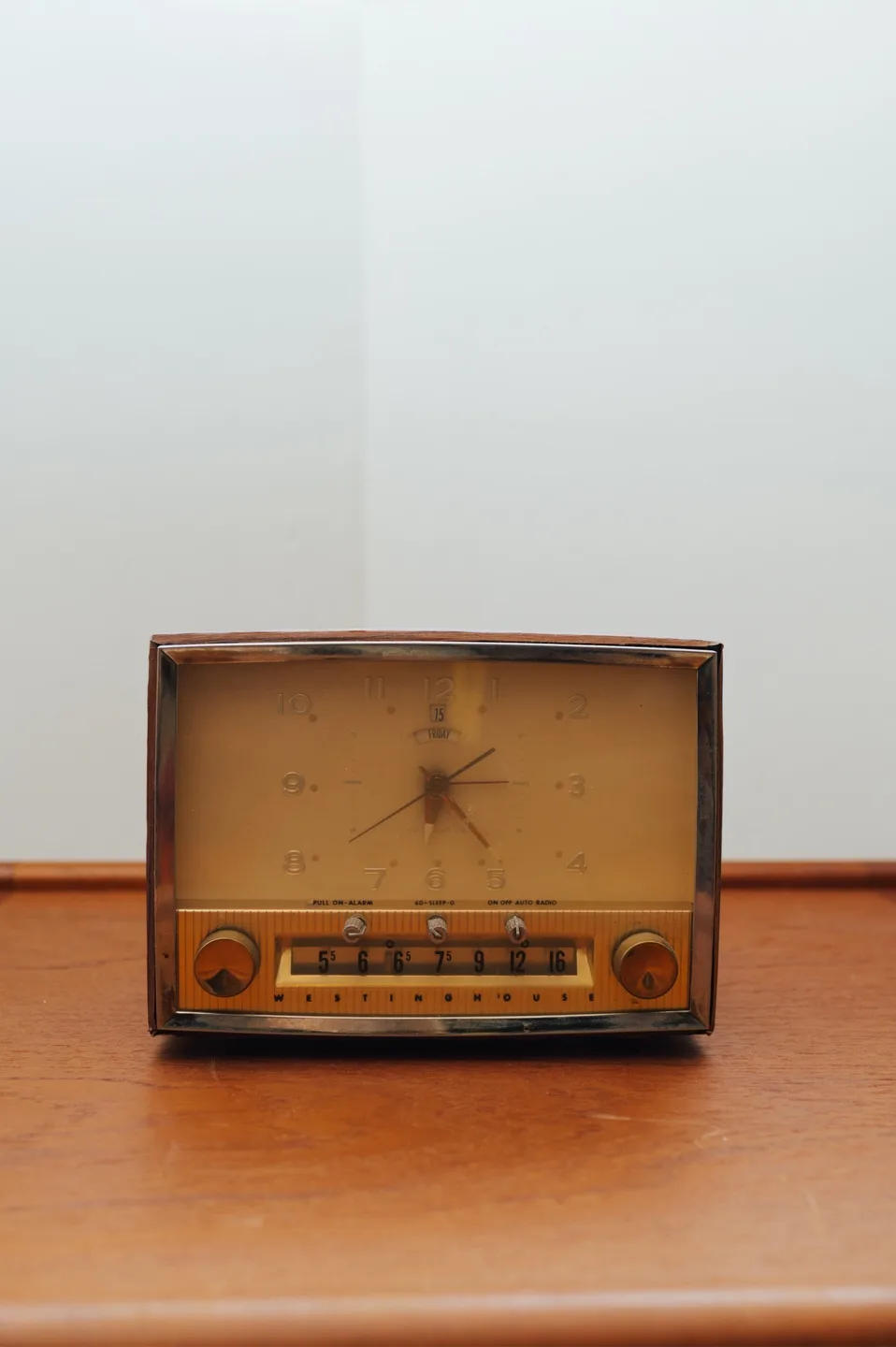 1960’s Westinghouse Clock Radio 🤎 image indicator(2)