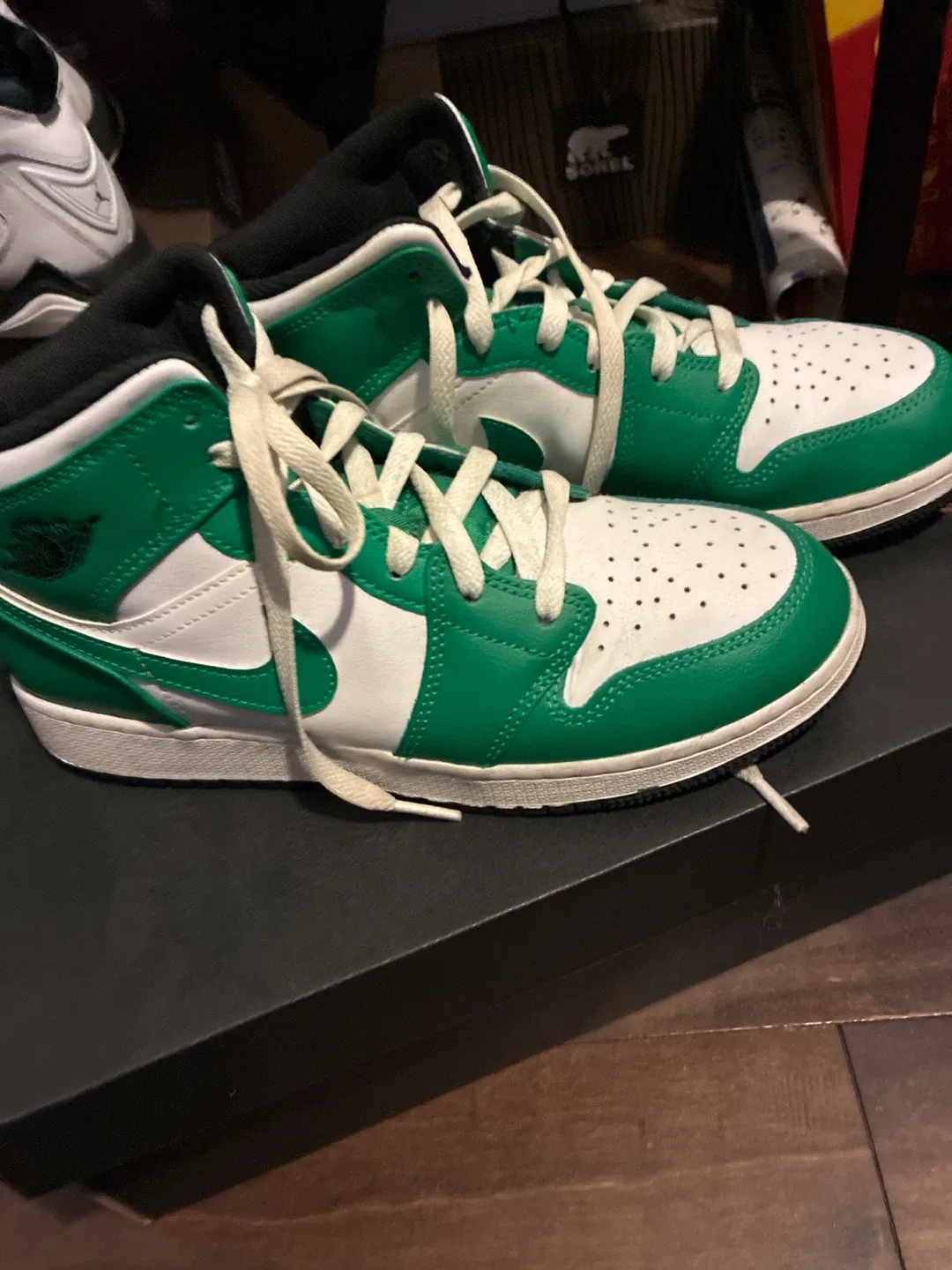 Nike Air Jordan 1 Mid Green White size 6.5 image indicator(3)