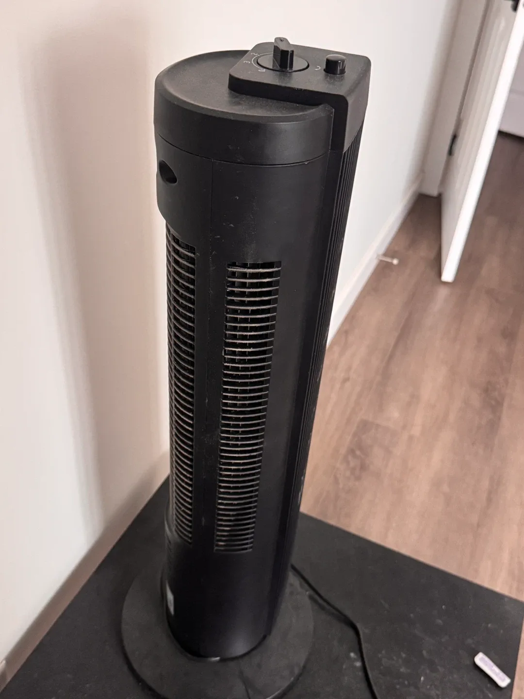 Mainstays Oscillating Tower Fan - 28 Inch image indicator(3)