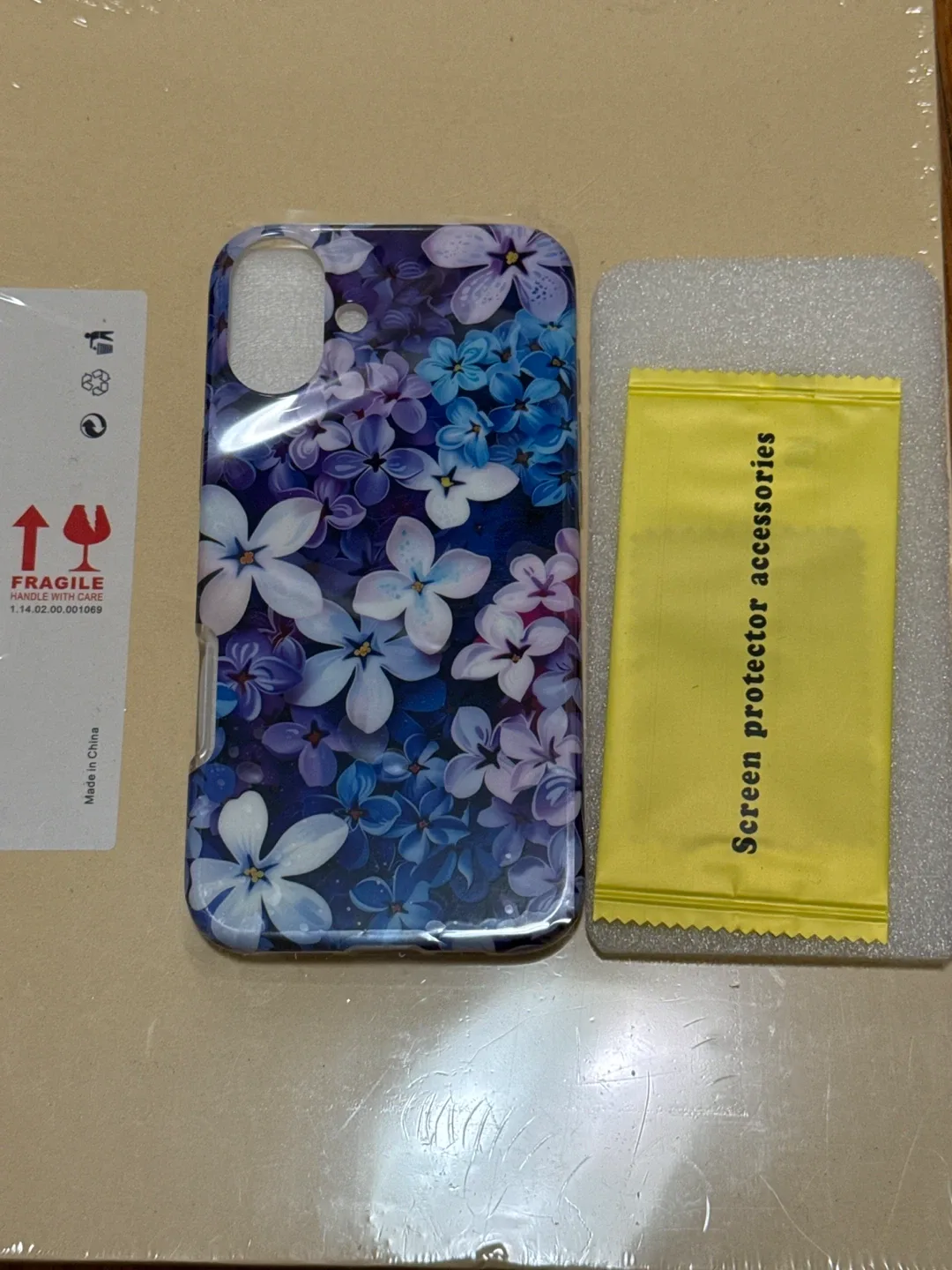 iPhone 16 plus case and screen protector image indicator(2)