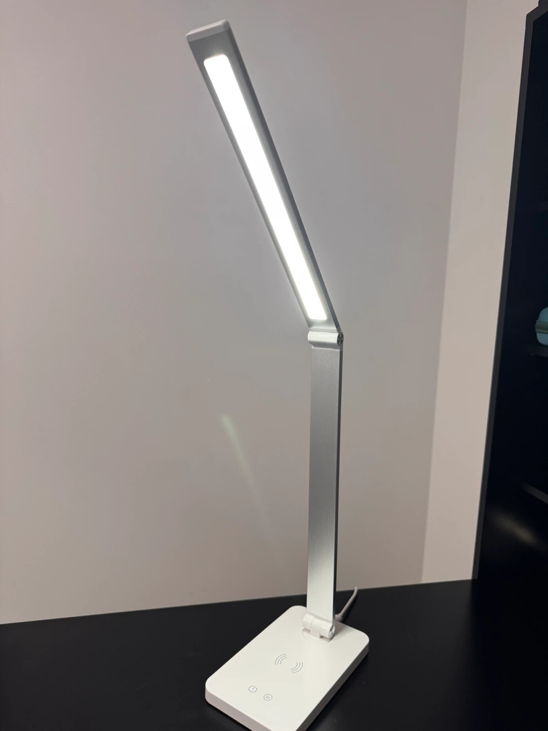 LED Desk Lamp with Wireless Charger ***NEW*** - photo 2