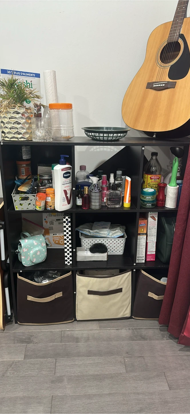 Cube storage with compartments