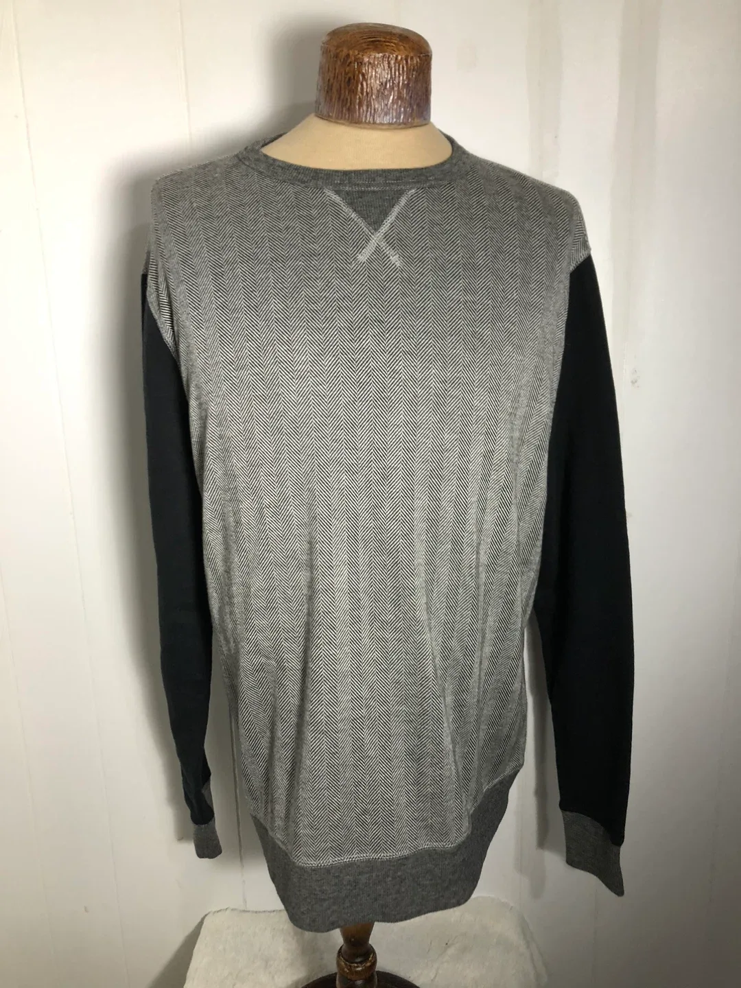 Men’s Grey & Black Sweater. Size Large. Kenneth Cole. Like New.