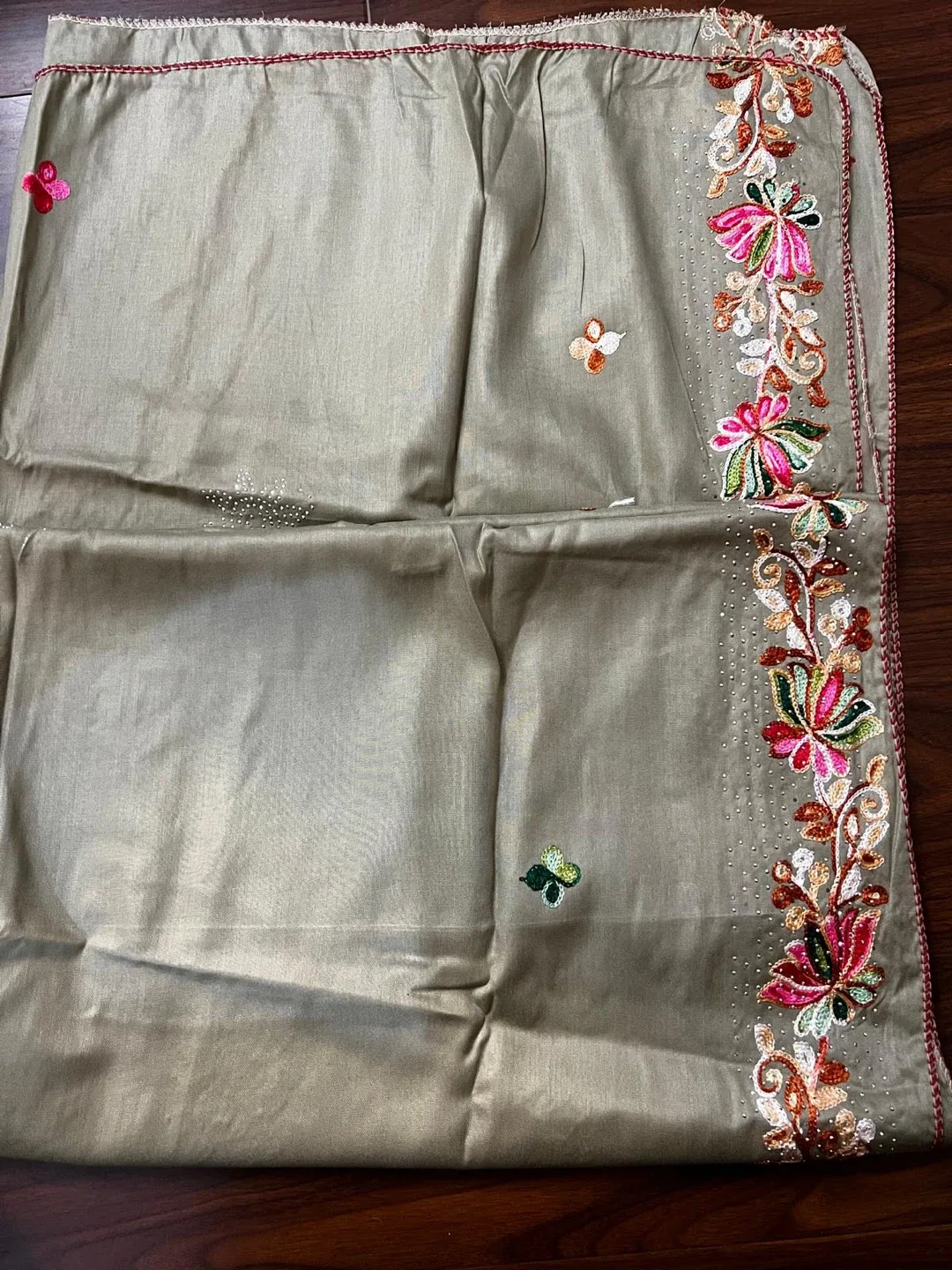 Embroidered Shawl image indicator(3)