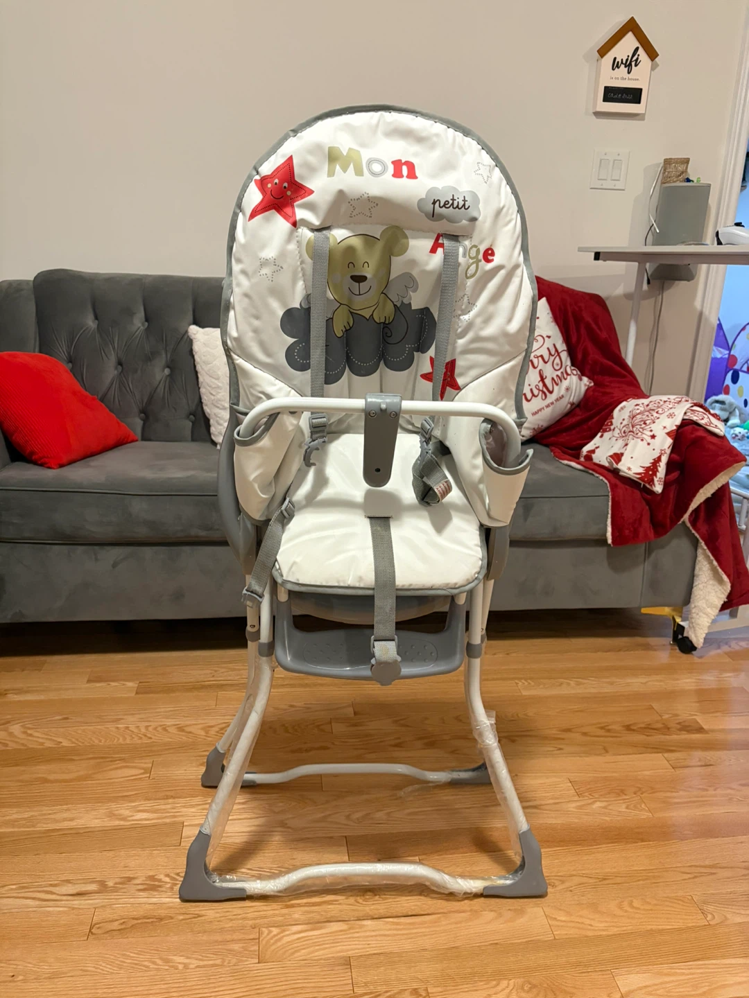 Adjustable baby high chair, clean and foldable