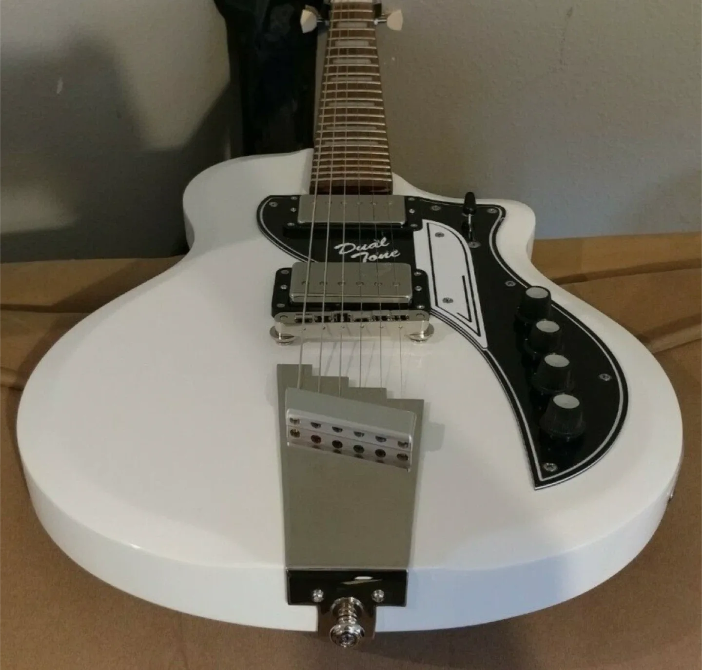 Supro David Bowie 1961 Dual Tone Guitar image indicator(5)