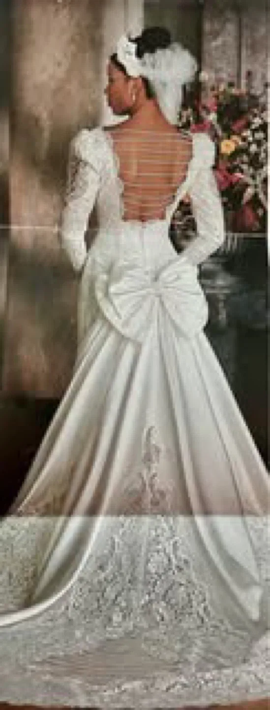 Designer Wedding Gown with Detachable Train image indicator(2)