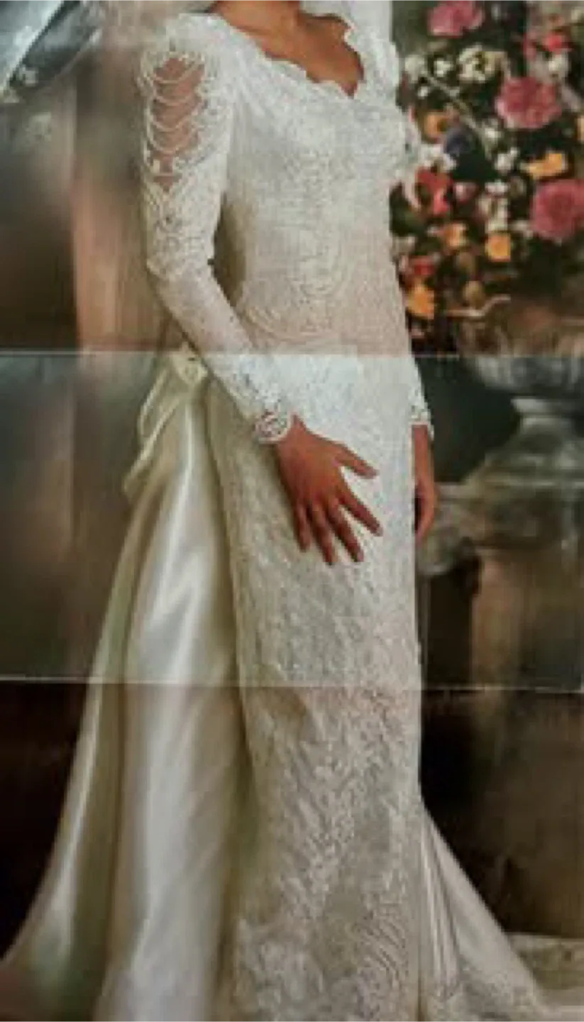 Designer Wedding Gown with Detachable Train image indicator(3)