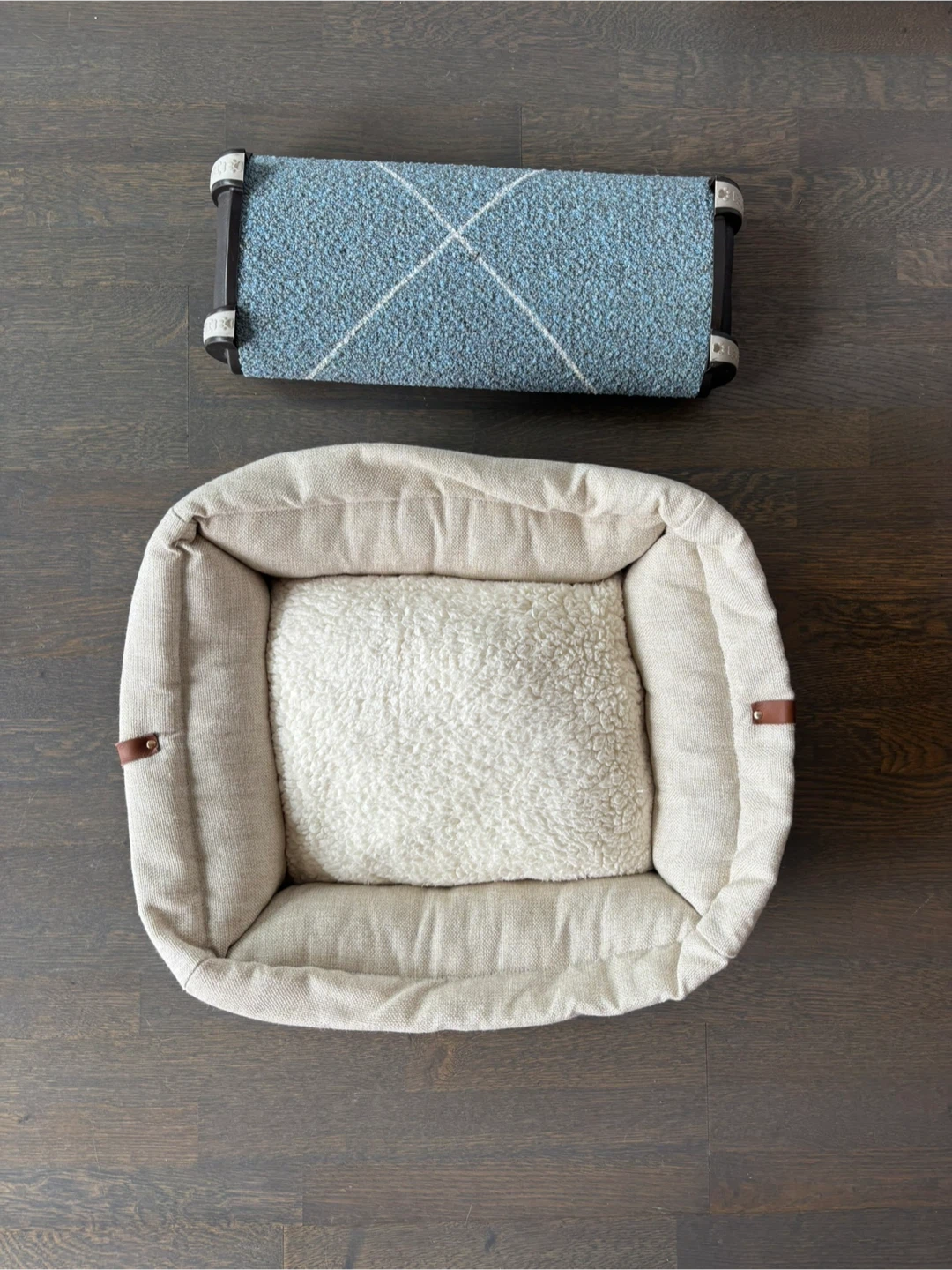 Omega Paw Wide Lean-It Everywhere Scratch Pad 20-Inch with Bed