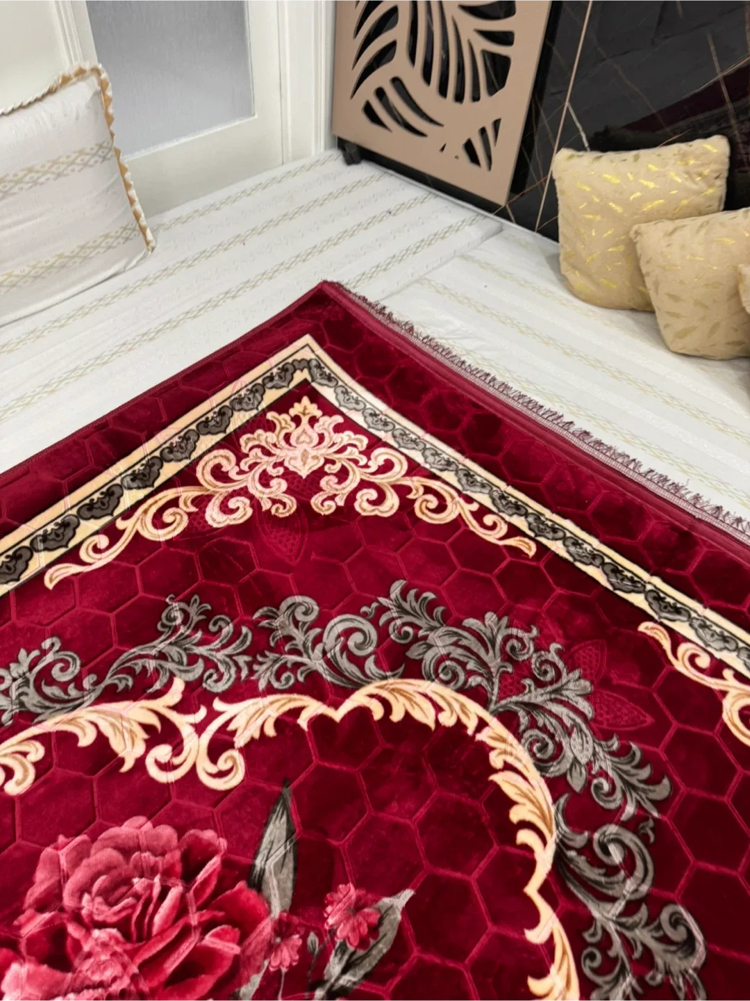 Red Floral Pattern Carpet image indicator(5)