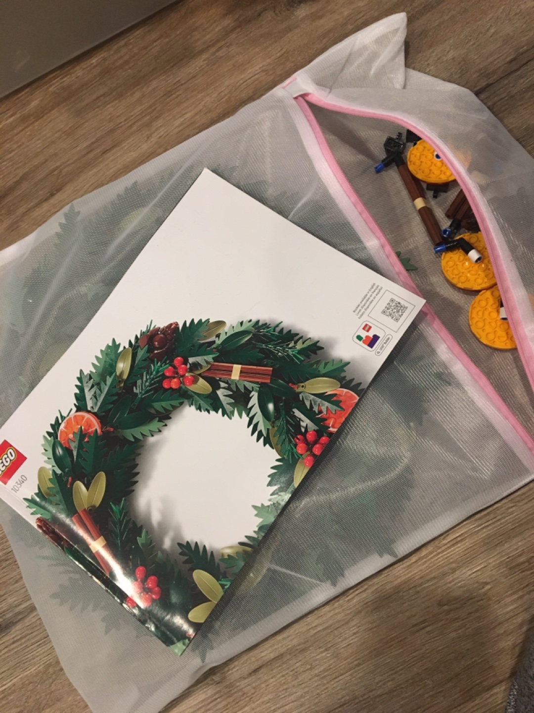 Lego Botanical Wreath 10340 mostly assembled