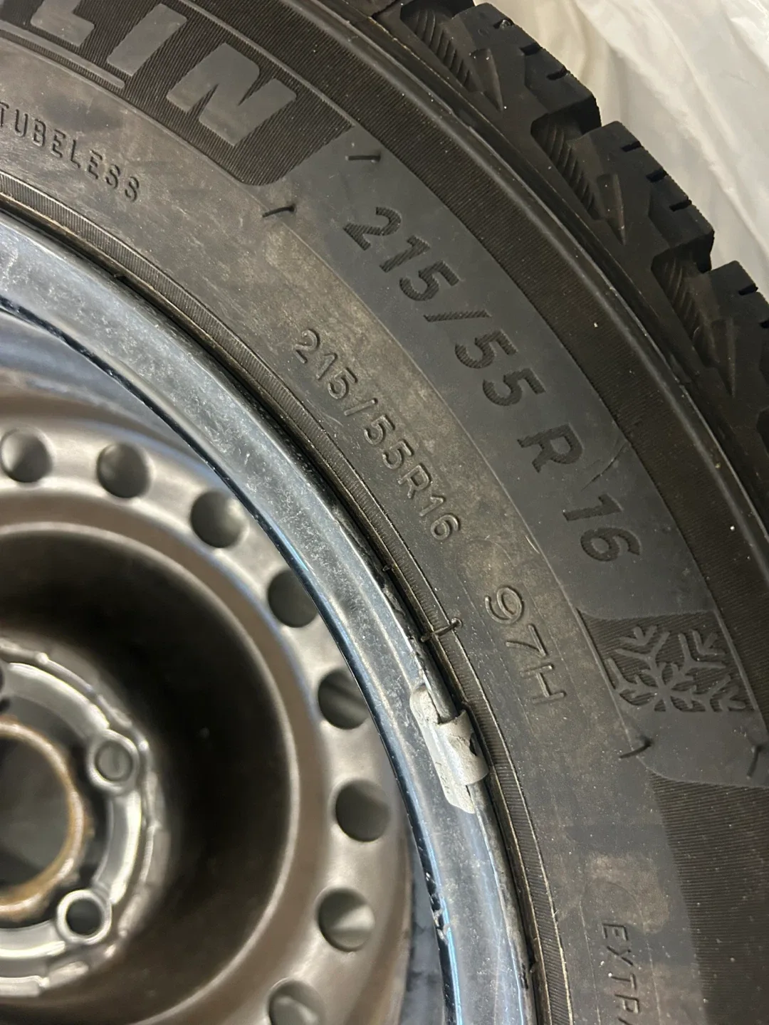 Four Michelin X-ICE SNOW 215/55R16 Tires image indicator(2)