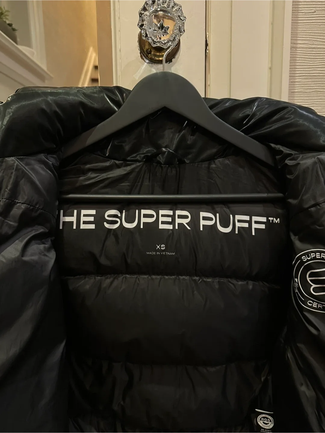 Aritzia The Super Puff Shorty Liquid Shine - XS Black image indicator(5)