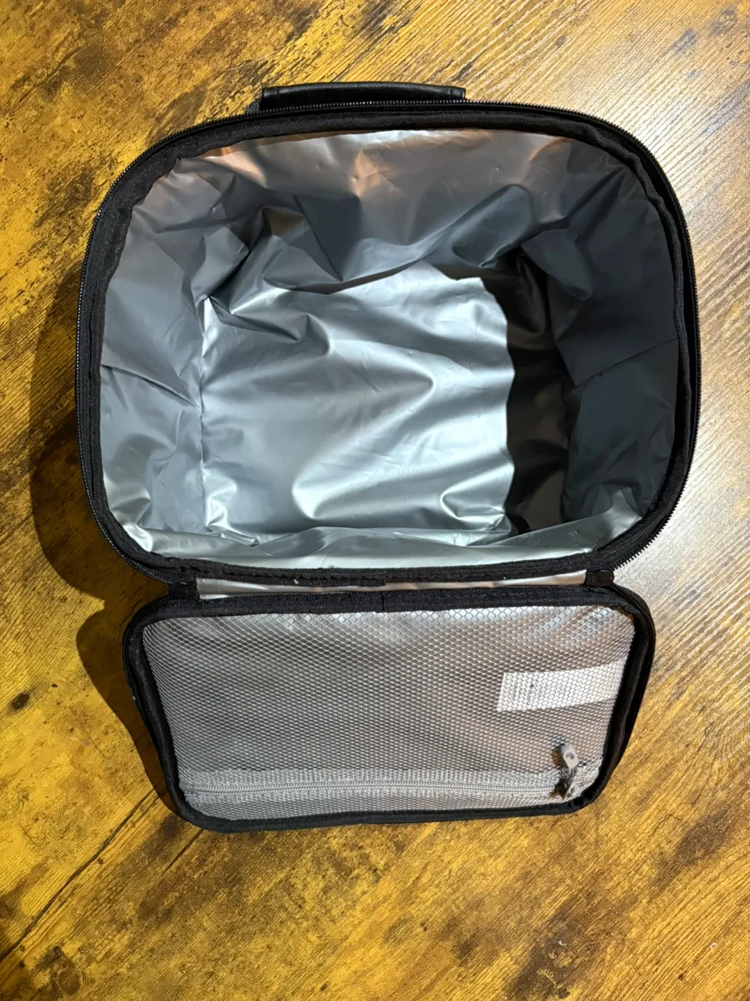 Lolë Expandable Lunch Bag image indicator(2)