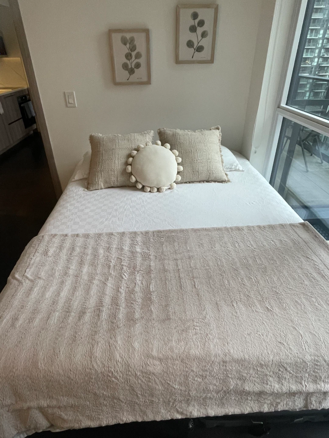 QUEEN’S bed (mattress + frame)