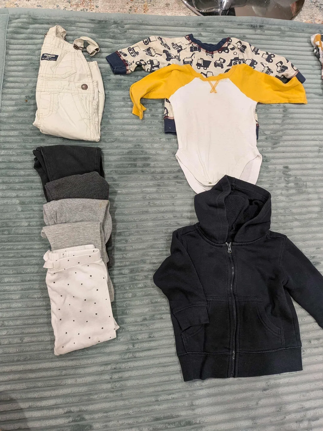 Lot of 9 months clothes for a boy image indicator(2)