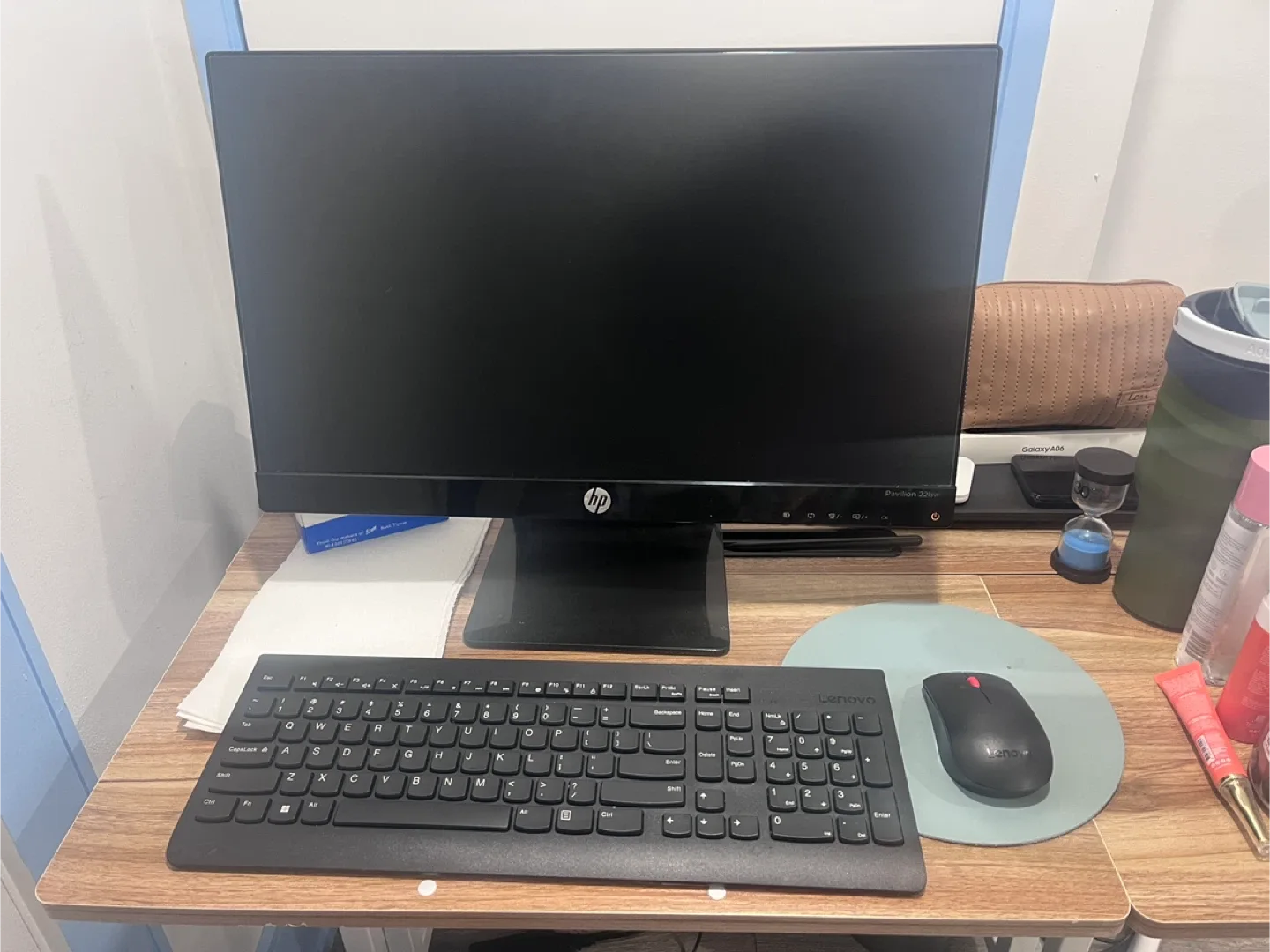 HP Pavillon 22bw Monitor, Lenovo Keyboard & Mouse