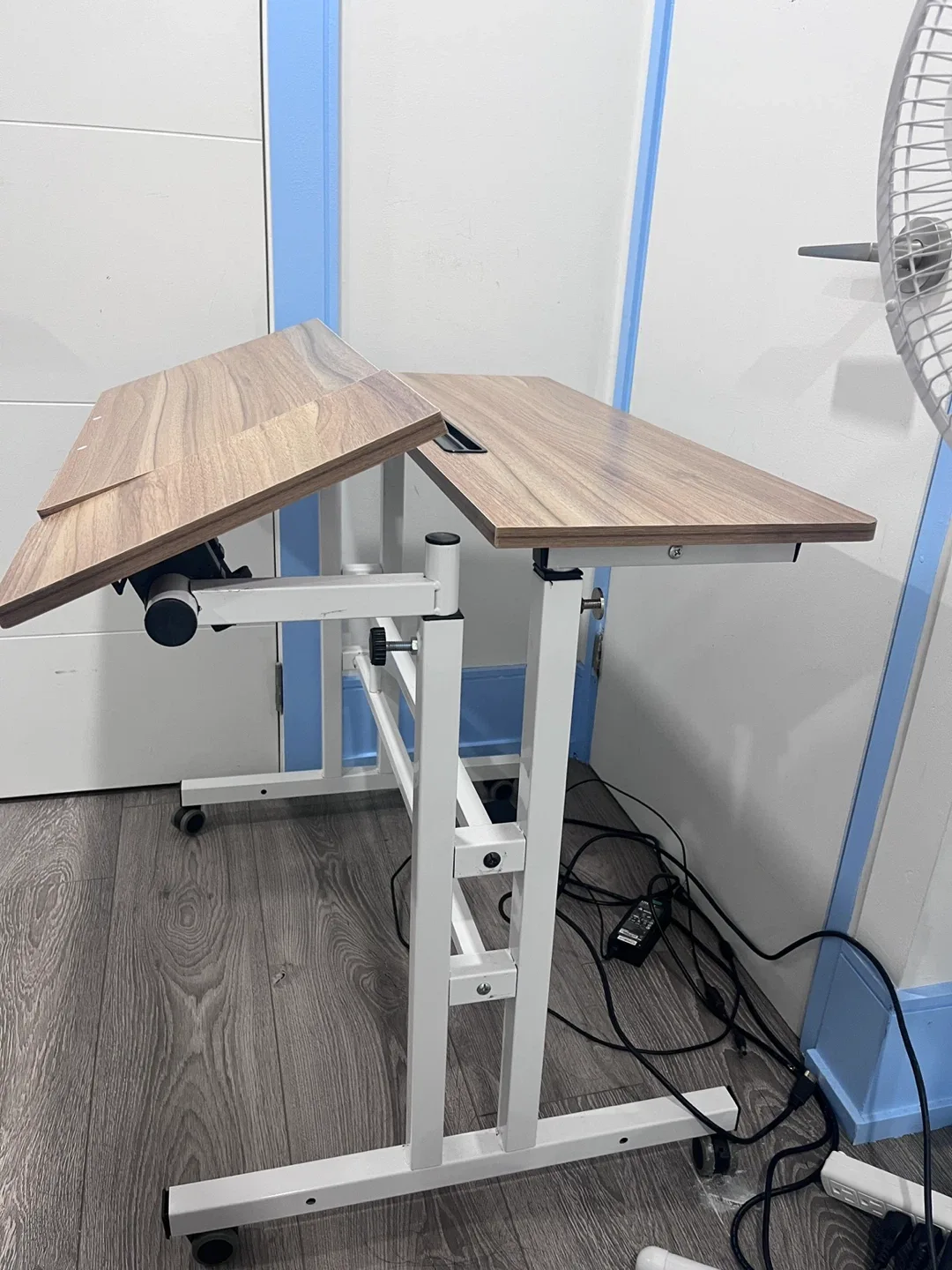 Adjustable Tilting Drawing Table image indicator(3)