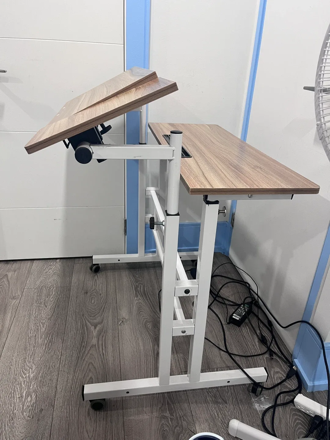 Adjustable Tilting Drawing Table image indicator(4)