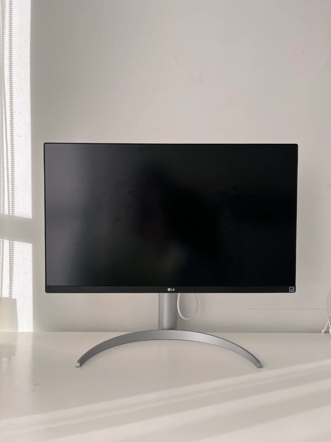 LG 27” 4K Ultra HD Monitor (27UP650-W) thumbnail