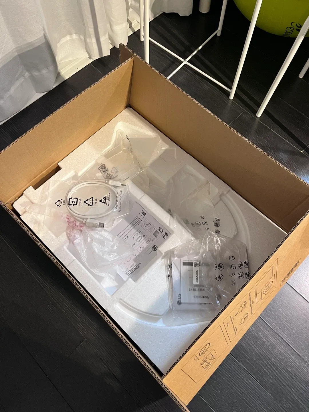 LG 27” 4K Ultra HD Monitor (27UP650-W) image indicator(2)